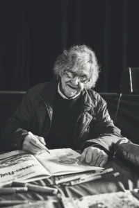 Georges Van Linthout souriant pendant une séance de dessin