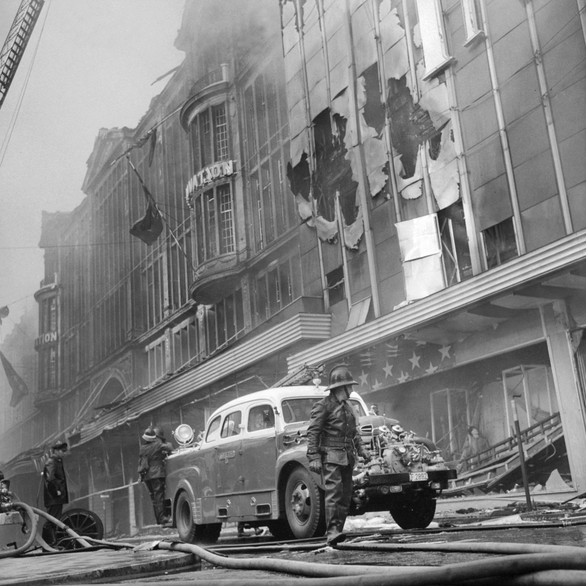 Véhicule de pompiers devant les magasins de l’Innovation